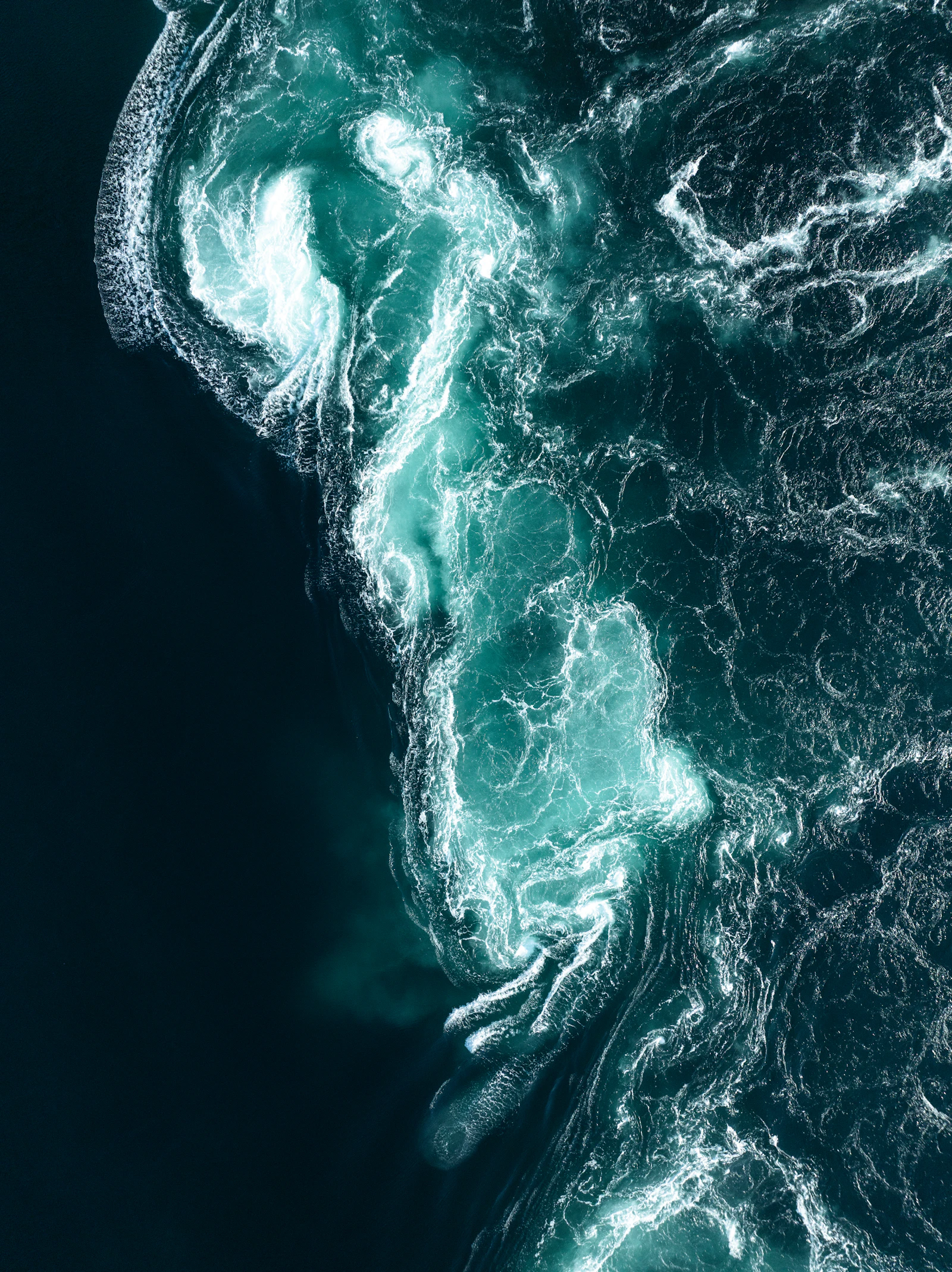 Eau turquoise turbulente vue de près, image d’ambiance pour les équations de Navier-Stokes et la singularité annoncée par OpenAI.